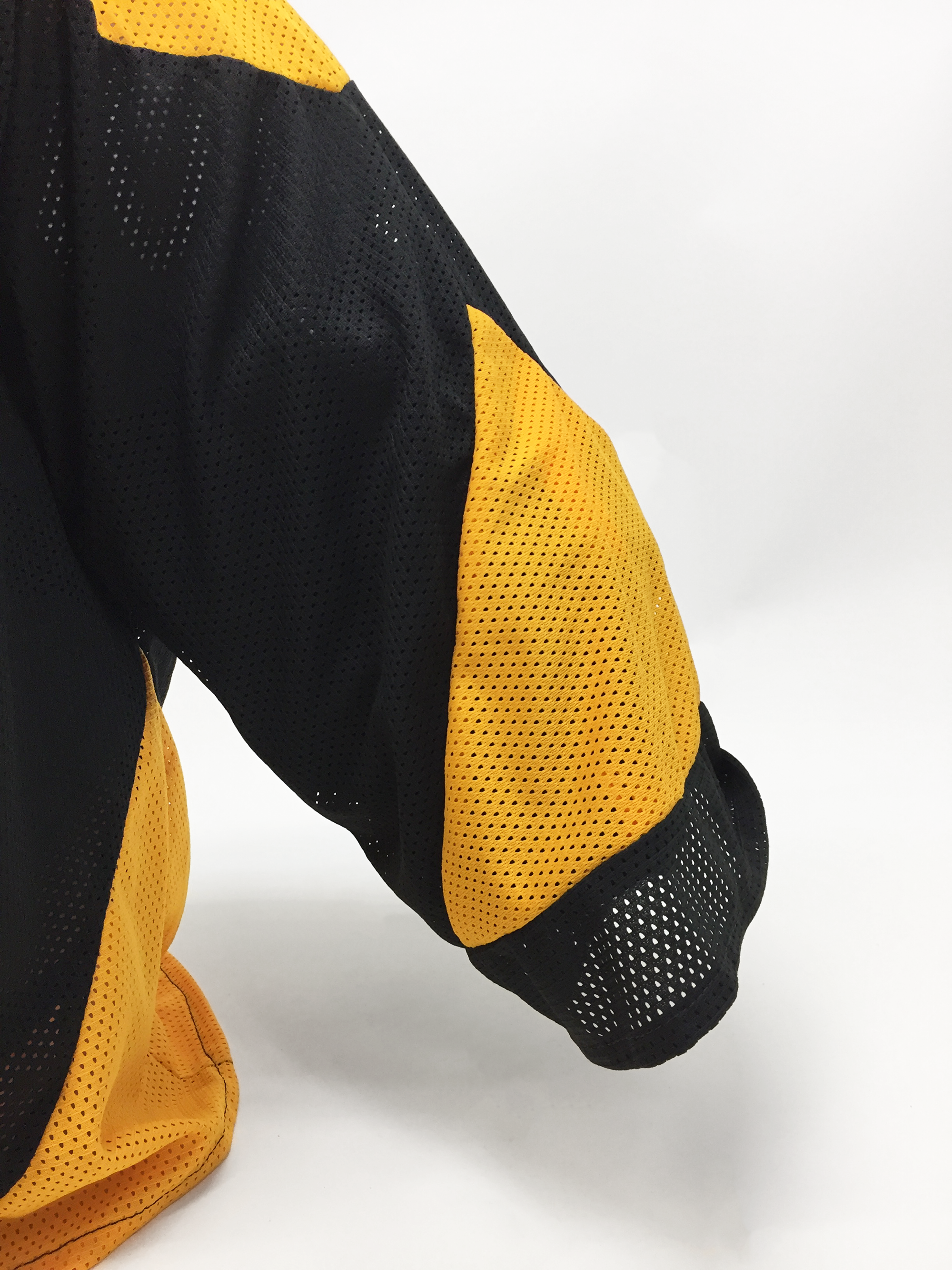 Spacious arms on the 2400 jersey in black and sport gold